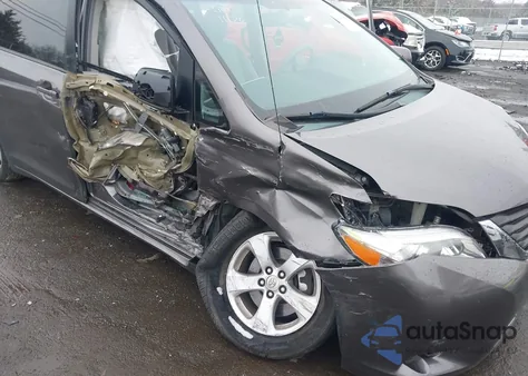 2013 Toyota Sienna Le V6 8 Passenger z USA, uszkodzony, nr VIN 5TDKK3DC9DS390799